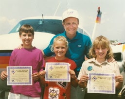 Tom Poberezny with Young Eagles. Photo: Courtesy honorpoberezny.com