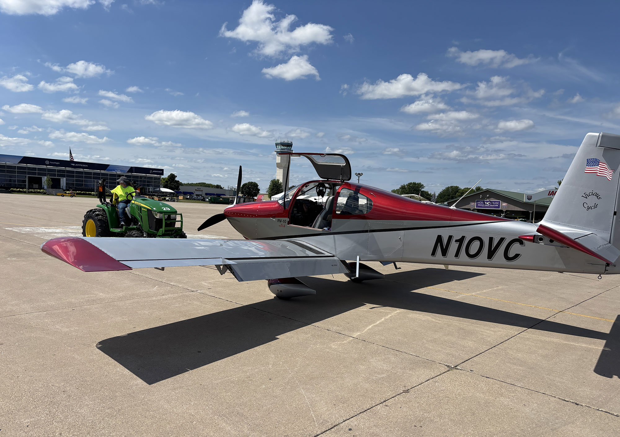 vic arriving at airventure